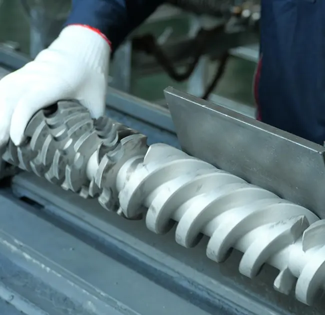 Vim li cas cov kab dub tshwm ntau zaus hauv extruder? Kab lus no qhia koj yuav ua li cas txiav txim siab sai sai seb nws yog tshwm sim los ntawm qhov teeb meem ntawm lub thoob los yog ntsia hlau.